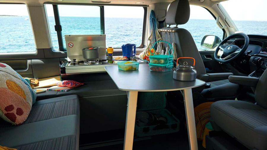 Интерьер Volkswagen California Beach (T6.1) 2019 года  (фото 4 из 6)